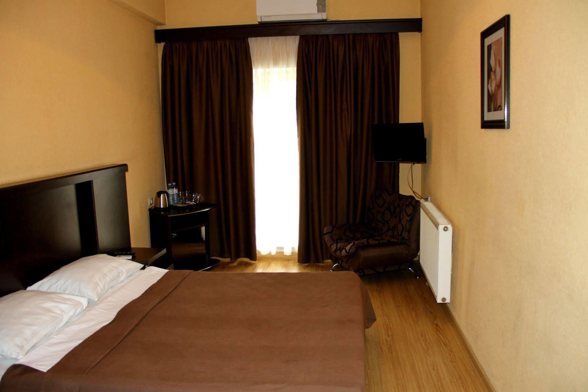 Avenue Hotel Тбілісі Екстер'єр фото
